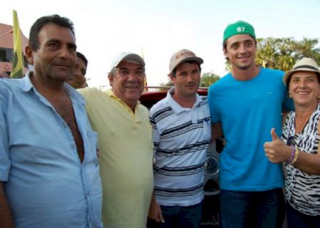 Ex-bbb Fael reaparece em Maracaju na praça central