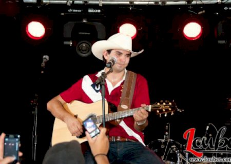 Cantor Loubet se apresenta hoje no 'Show da Virada' em Aral Moreira
