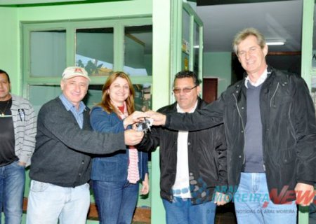 Edson de David entrega 3 ônibus a Educação