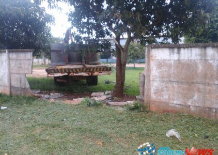 Condutor perde controle de caminhão e derruba muro de escola