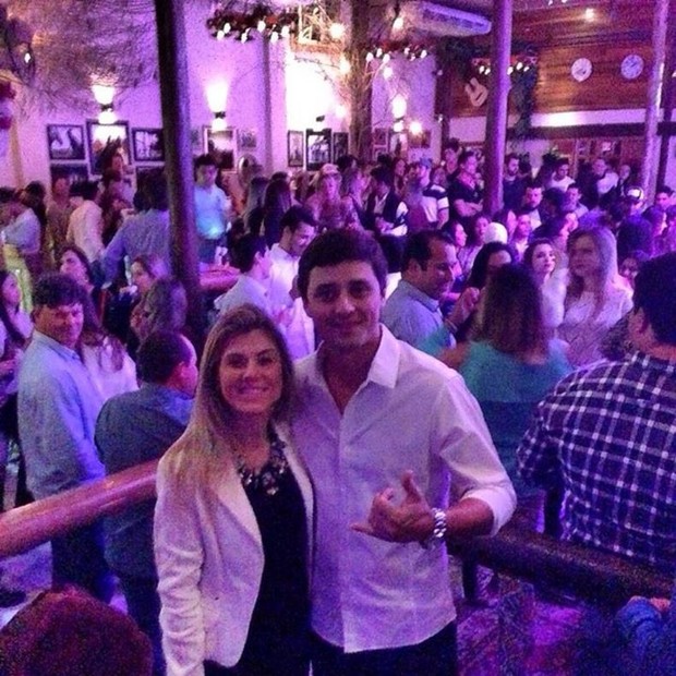 Fael Cordeiro com a noiva, Cibele, em sua boate, Colt Pub (Foto: Reprodução/Instagram)