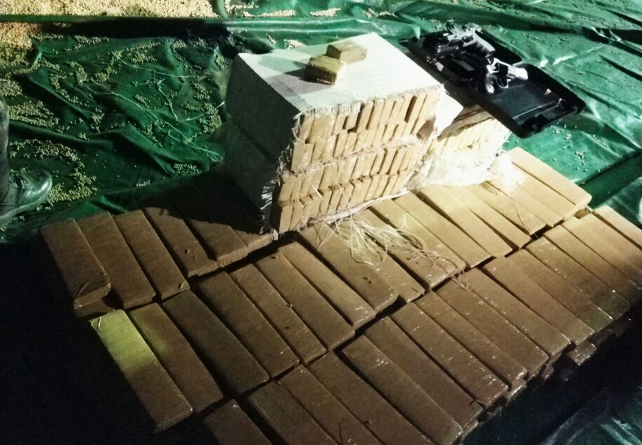 Em meio ao carregamento de maconha, que totalizou 507 quilos, os militares encontraram ainda uma Pistola 9mm e um revólver 38.