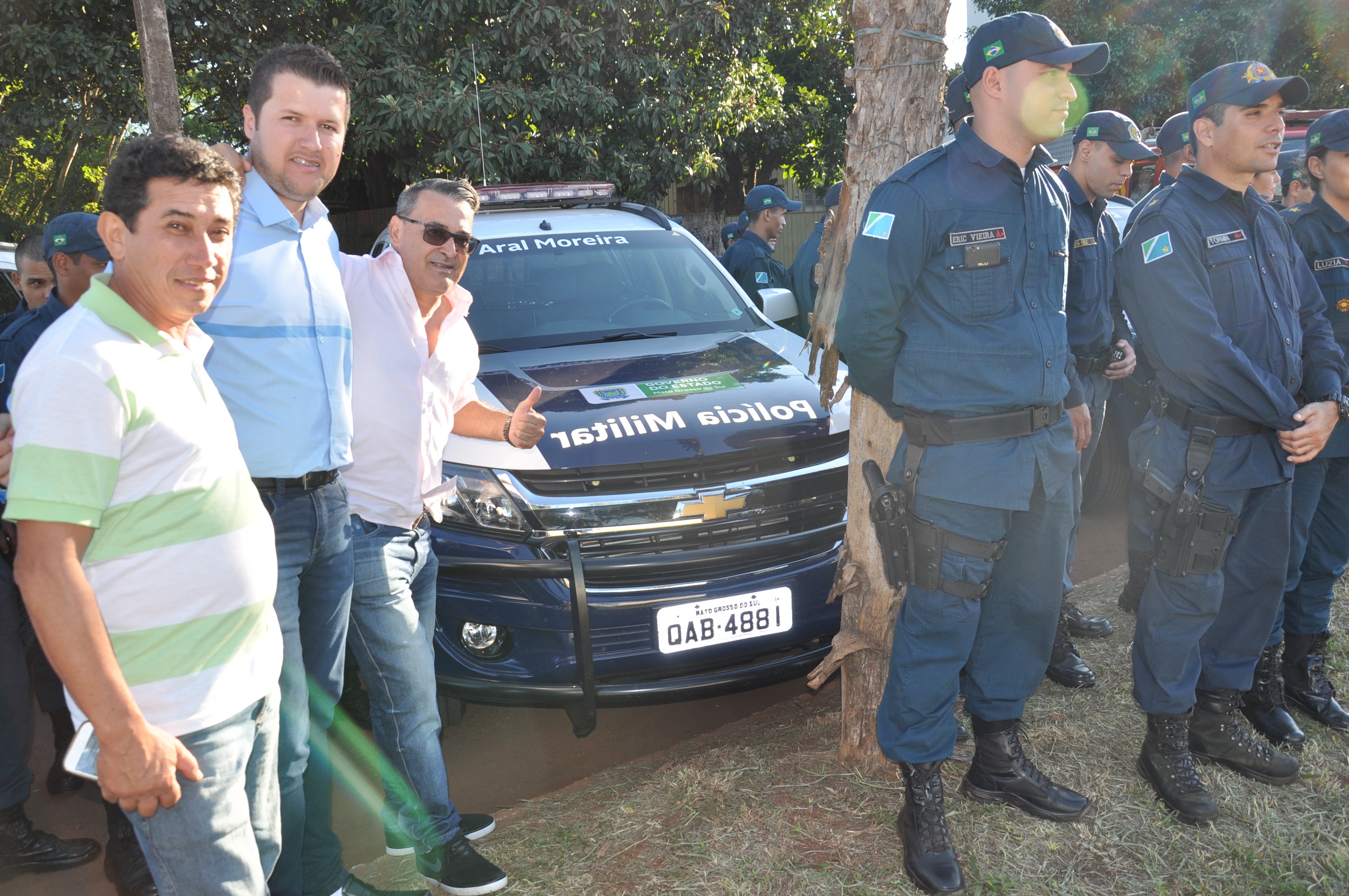 Vereadores de Aral Moreira com a viatura destinada para o refor&ccedil;o da Policia Militar da cidade.