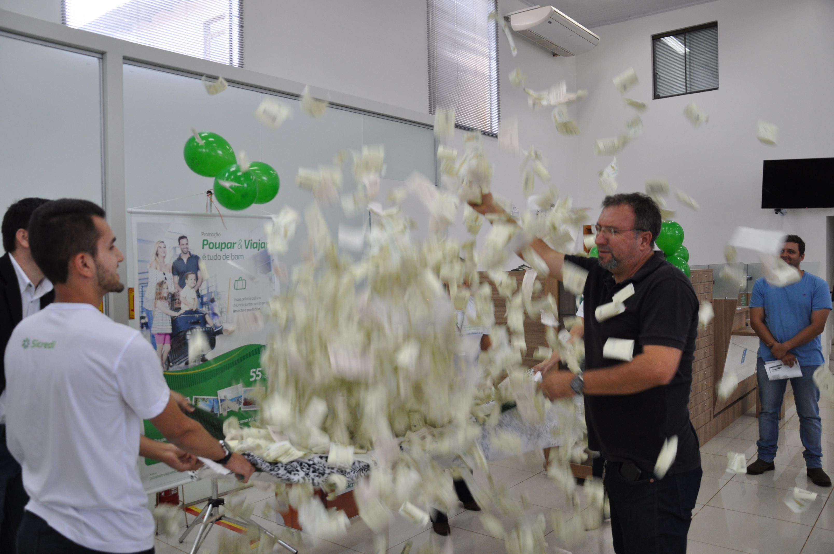 Sorteio aconteceu nas depend&ecirc;ncias da unidade Sicredi, em Aral Moreira. (Foto: Joelso Gon&ccedil;alves/ Not&iacute;cias do MS).