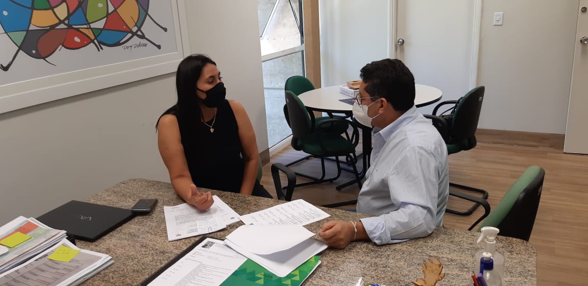 A vereadora também manteve reunião de trabalho com o secretário adjunto de educação, Edio Castro.
