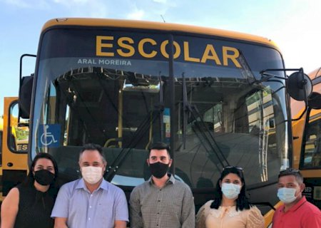 Aral Moreira recebe dois ônibus novos para renovação da frota escolar