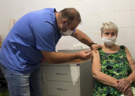 Secretaria de Saúde realiza imunização de idosos acima de 70 anos
