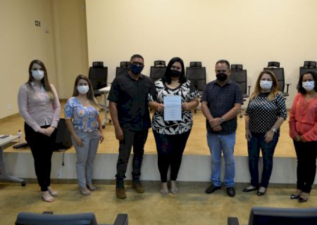 Aral Moreira empossa nova conselheira tutelar