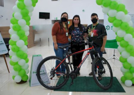 Sicredi entrega prêmio da promoção 'Poupar e Investir é para Todos'