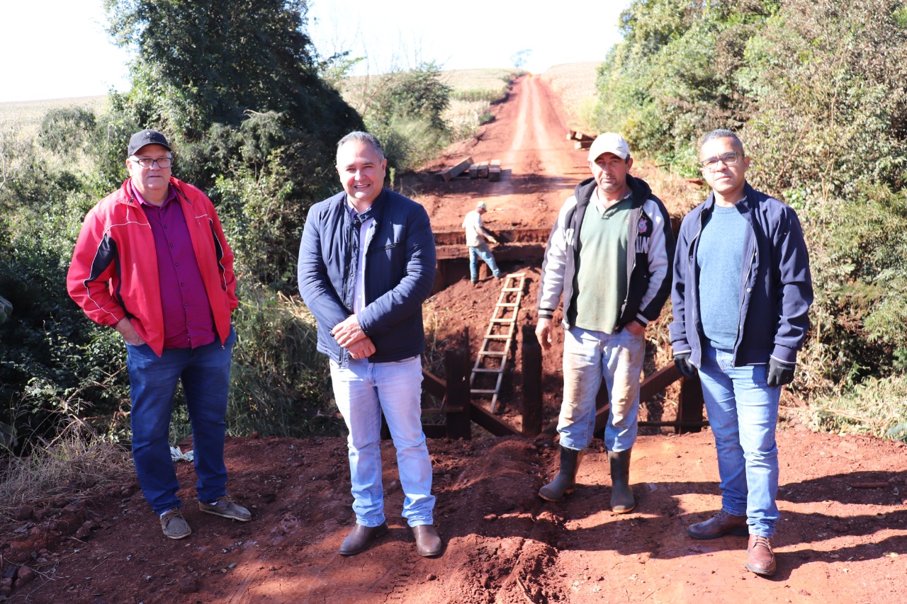 Prefeito Alexandrino Garcia acompanhado do secret&aacute;rio de Obras estiveram no local vistoriando os servi&ccedil;os.