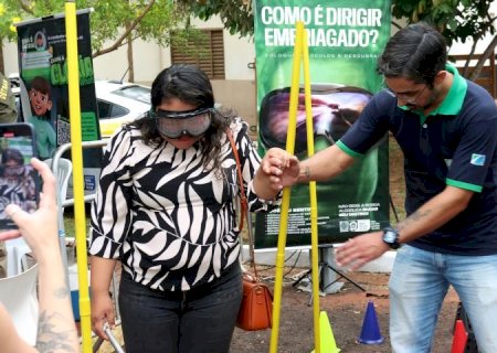 Experiência educativa do Detran sobre álcool e direção conscientiza visitantes no Pantanal Tech
